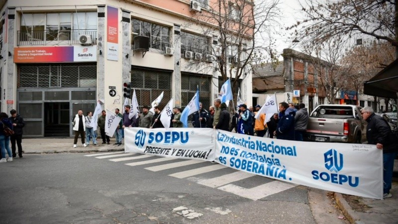 Los trabajadores de Pampa Energía frente al Ministerio de Trabajo de Santa Fe.