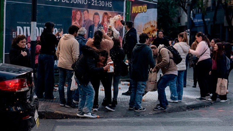 Chau a los festejos con harina y huevos en la UTN: sancionarán a egresados que tiren alimentos.