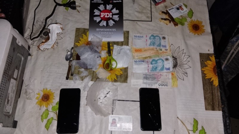 Cocaína, cuchara y pipas. Una postal cada vez más común en allanamientos.