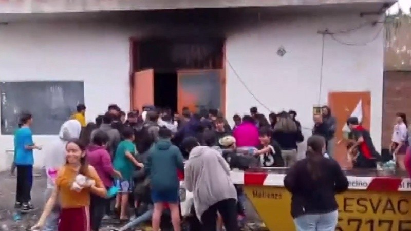 Tensión en un supermercado que desechó mercadería tras un incendio.