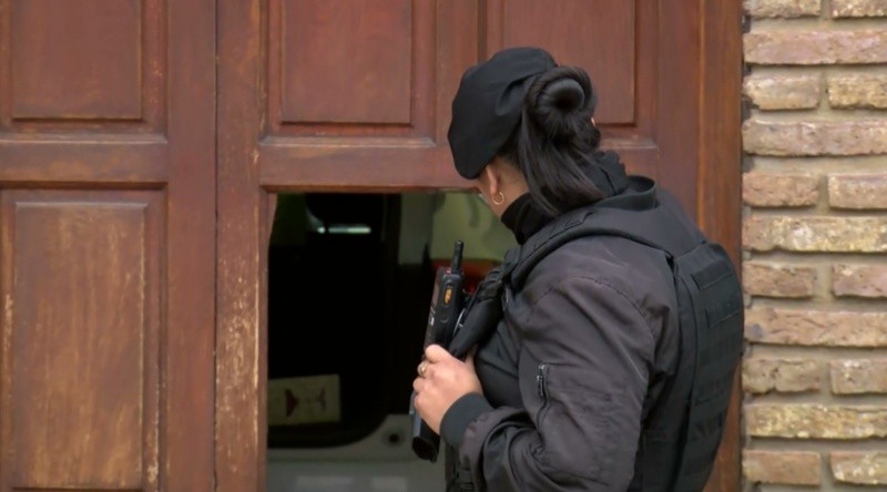 El portón que tuvo que romper la policía para ingresar a la propiedad. (El Tres)