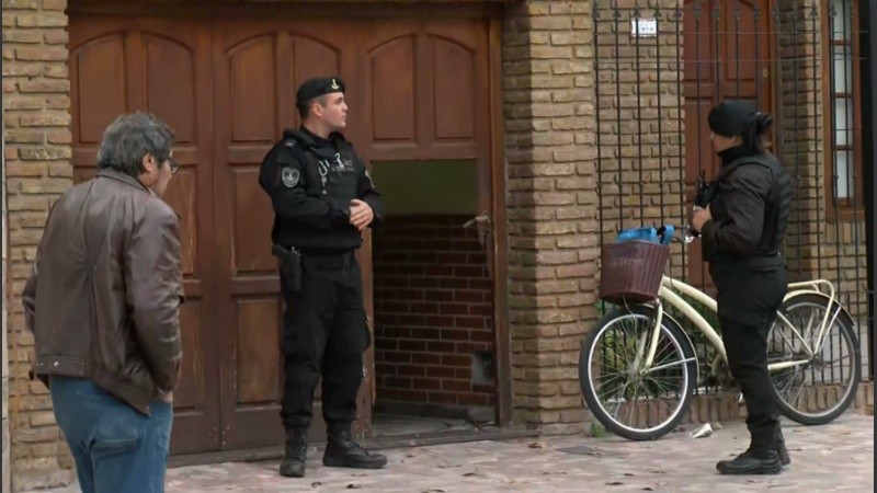 La puerta por la que ingresaron los delincuentes y luego rompió la policía. (El Tres)
