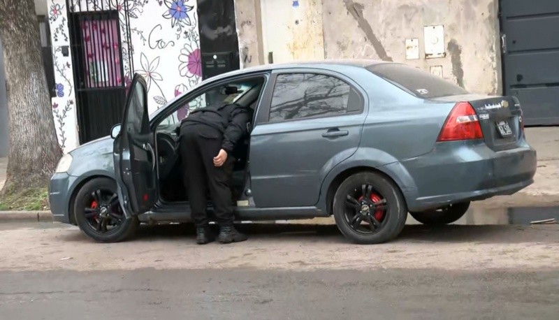 Personal policial peritando el vehículo. (El Tres)