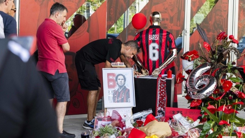 Hinchas despidieron a Baresi durante estos cuatro días. (EFE)