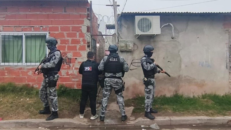 &nbsp;La PDI junto con el GIRI a la hora de irrumpir en un domicilio.