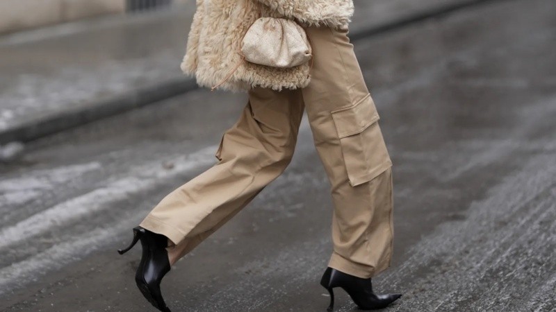 Desde botas de inspiración biker hasta bailarinas o zapatos estampados, las posibilidades demuestran que esta prenda puede convertirse en el comodín del armario invernal.