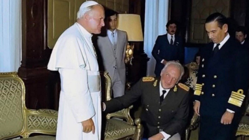 Juan Pablo II en su viaje apostólico entre el 11 y el 12 de junio de 1982, junto a Fortunato Galtieri. 