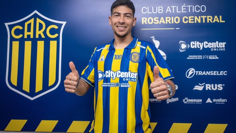 El volante uruguayo puso la firma y posó con la camiseta de Central. (Foto: prensa Rosario Central)