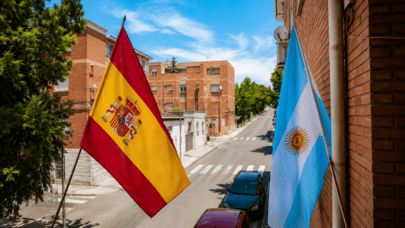 Desde el balcón de Diego y Marina, las banderas de España y Argentina conviven como símbolo de amor. (Foto: Diego Zubiri.&nbsp;