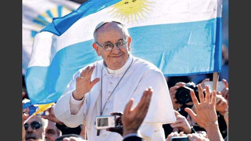 Bergoglio mantuvo siempre contacto estrecho con argentinos pero en el Vaticano.