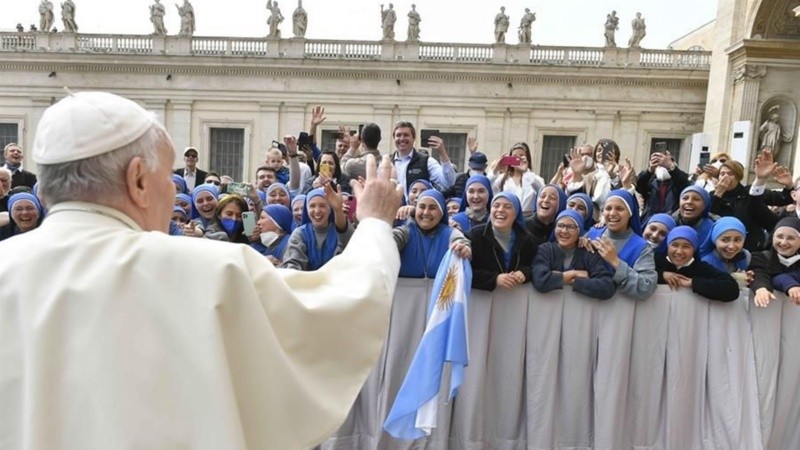 Bergoglio mantuvo siempre contacto estrecho con argentinos pero en el Vaticano.
