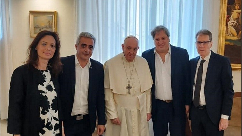 Bergoglio mantuvo siempre contacto estrecho con argentinos pero en el Vaticano.