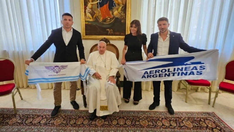 Bergoglio mantuvo siempre contacto estrecho con argentinos pero en el Vaticano.