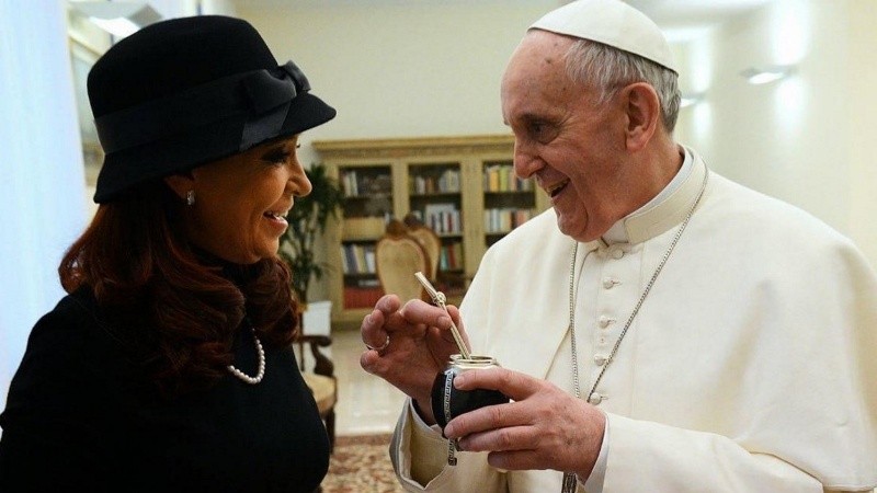 Bergoglio mantuvo siempre contacto estrecho con argentinos pero en el Vaticano.