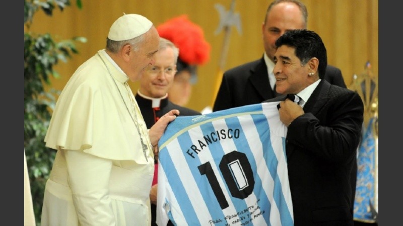 Bergoglio mantuvo siempre contacto estrecho con argentinos pero en el Vaticano.
