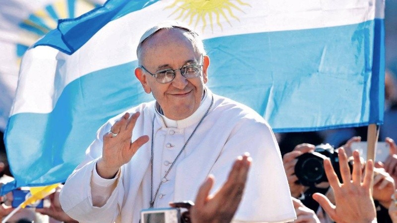Bergoglio mantuvo siempre contacto estrecho con argentinos pero en el Vaticano.