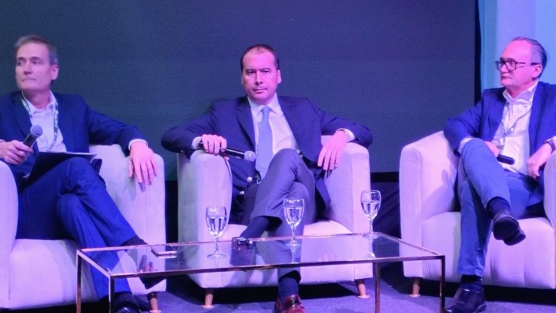Los expositores en Aapresid: Javier Cervio (Bolsa de Rosario), Iñaki Arreseygor (gobierno nacional) y Gustavo Idígoras (Cámara de Aceites).