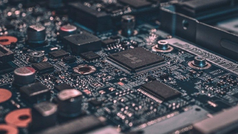 Anthropic comenzó a diseñar sos propios chips para optimizar sus modelos de IA.