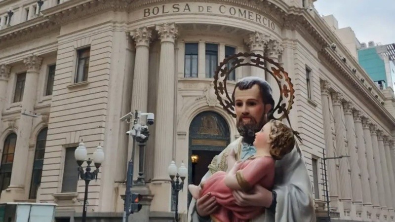 La imagen de San Cayetano fue trasladada en distintos recorridos por las calles de Rosario.