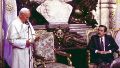 En su segunda visita a suelo argentino, Juan Pablo II estuvo en la Casa Rosada, lugar en el que fue esperado por una multitud.
