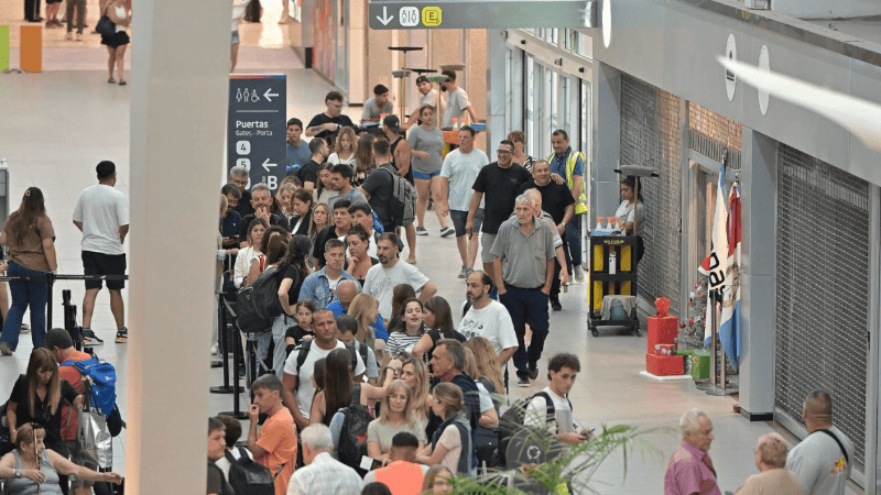 El objetivo es que el aeropuerto funcione como paseo comercial.