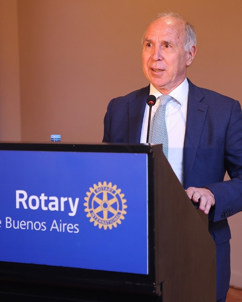 El ministro de la Corte durante su exposición en el Rotary.