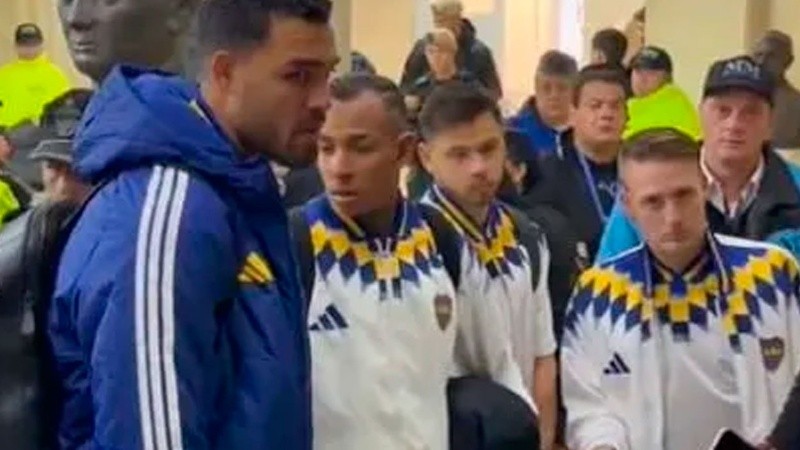 Los jugadores de Boca quedaron esperando en el hall del estadio.