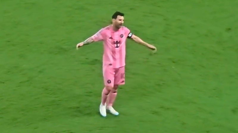 La reacción de Messi al enterarse que se suspendía el partido.