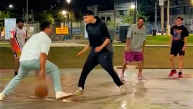 Facundo Campazzo junto a un grupo de jóvenes en un partido callejero.