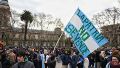 La patria no se vende. El lema que congrega a manifestantes contra el proyecto del oficialismo. Foto: Alan Monzón/Rosario3.