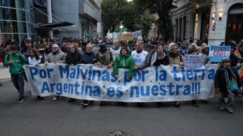 La patria no se vende. El lema que congrega a manifestantes contra el proyecto del oficialismo. Foto: Alan Monzón/Rosario3.