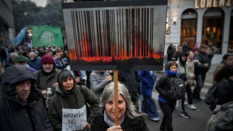 La patria no se vende. El lema que congrega a manifestantes contra el proyecto del oficialismo. Foto: Alan Monzón/Rosario3.