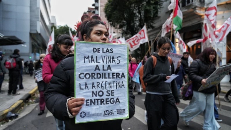 La patria no se vende. El lema que congrega a manifestantes contra el proyecto del oficialismo. Foto: Alan Monzón/Rosario3.