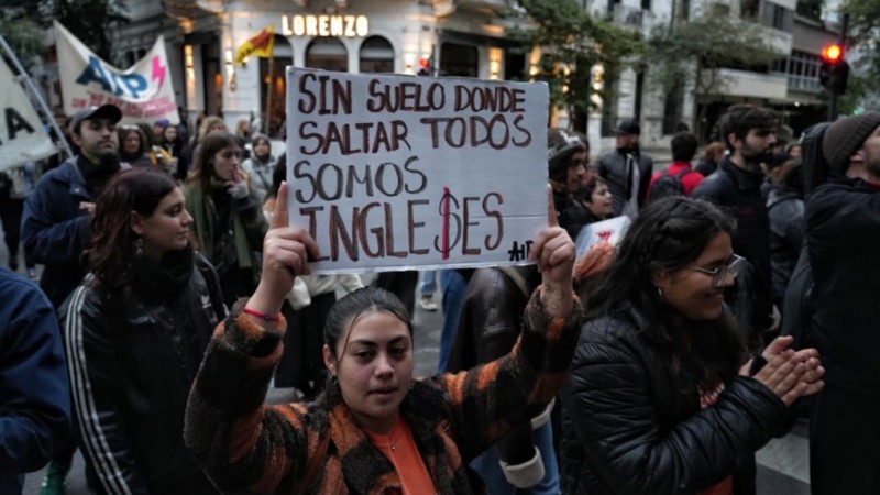 La patria no se vende. El lema que congrega a manifestantes contra el proyecto del oficialismo. Foto: Alan Monzón/Rosario3.