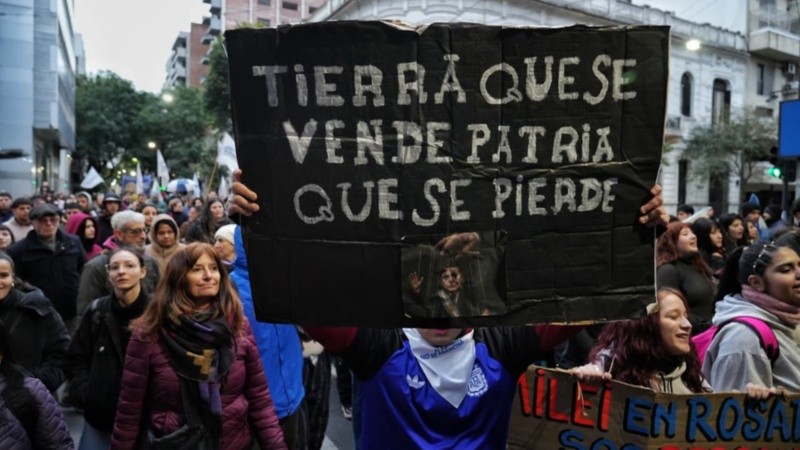 La patria no se vende. El lema que congrega a manifestantes contra el proyecto del oficialismo. Foto: Alan Monzón/Rosario3.