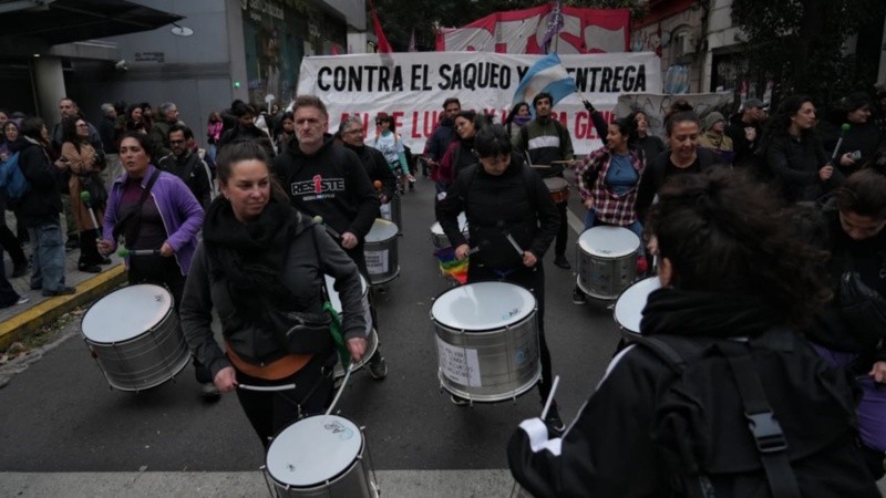 La patria no se vende. El lema que congrega a manifestantes contra el proyecto del oficialismo. Foto: Alan Monzón/Rosario3.