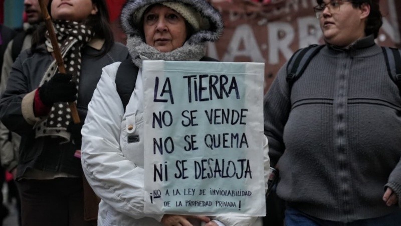 La patria no se vende. El lema que congrega a manifestantes contra el proyecto del oficialismo. Foto: Alan Monzón/Rosario3.