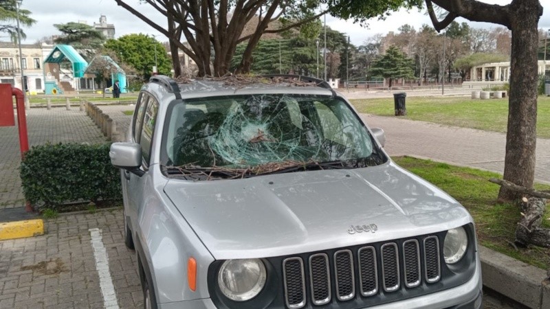 Un vehículo dañado en Santa Fe y Vera Mujica.