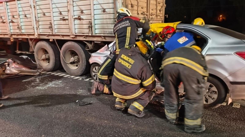 Los equipos de emergencia rescatando al conductor.