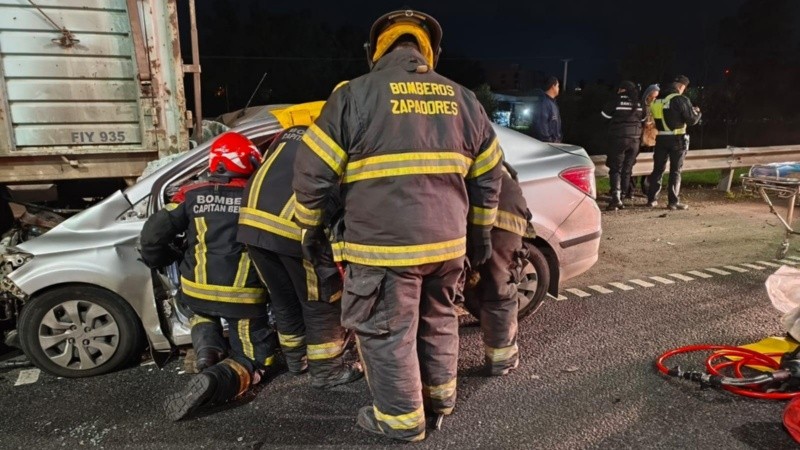 El vehículo quedó incrustado contra el acoplado del camión.