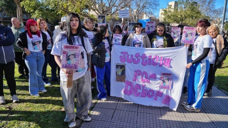 Familiares y amigos de Débora reclamaron Justicia antes de la audiencia imputativa.