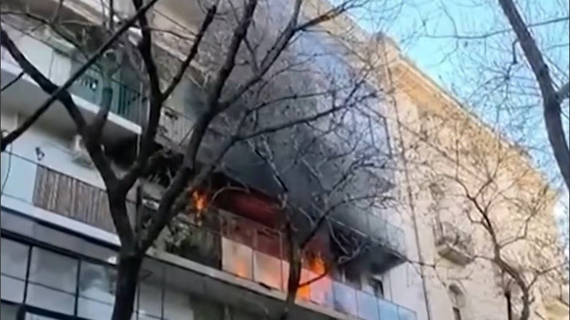 El fuego se desató en el tercer piso del edificio que está justo al lado de la vivienda de la exmandataria.