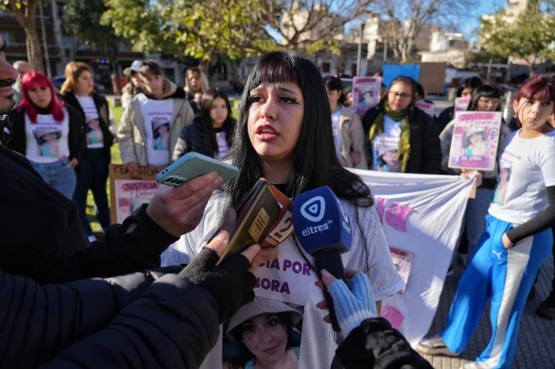 Una hermana de la víctima, en la concentración afuera del CJP, antes de la lectura de los cargos al imputado. (Foto: CJP)