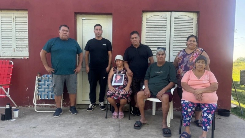 De izquierda a derecha: Carlos Páez, Ceferino Páez, Juana Medina, Alberto Páez, Mario Páez, María Páez (arriba), Mónica Páez (abajo). Foto: El Ciudadano.
