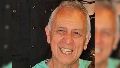 Oscar Daniel Vega tiene 68 años, mide 1.80 mts, es de contextura delgada y tiene el pelo blanco corto y ojos marrones.