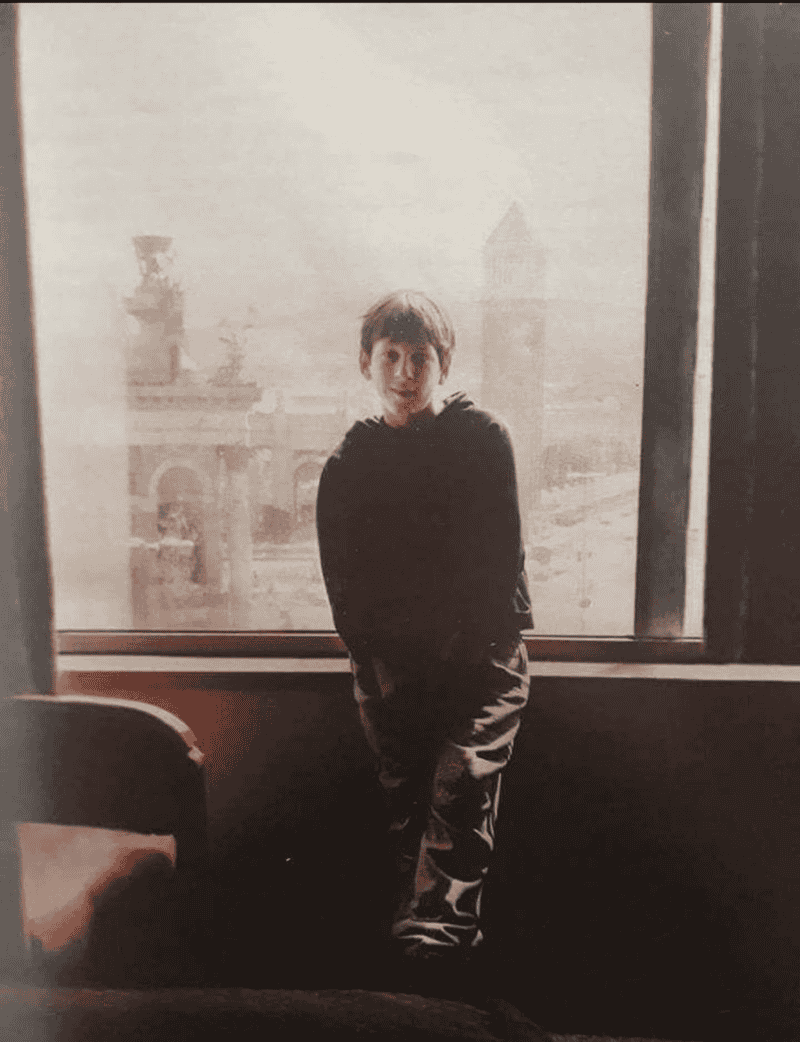 .La primera foto de Lionel Messi en Barcelona: fue en una habitación del Hotel Plaza mientras realizaba la prueba en el club.