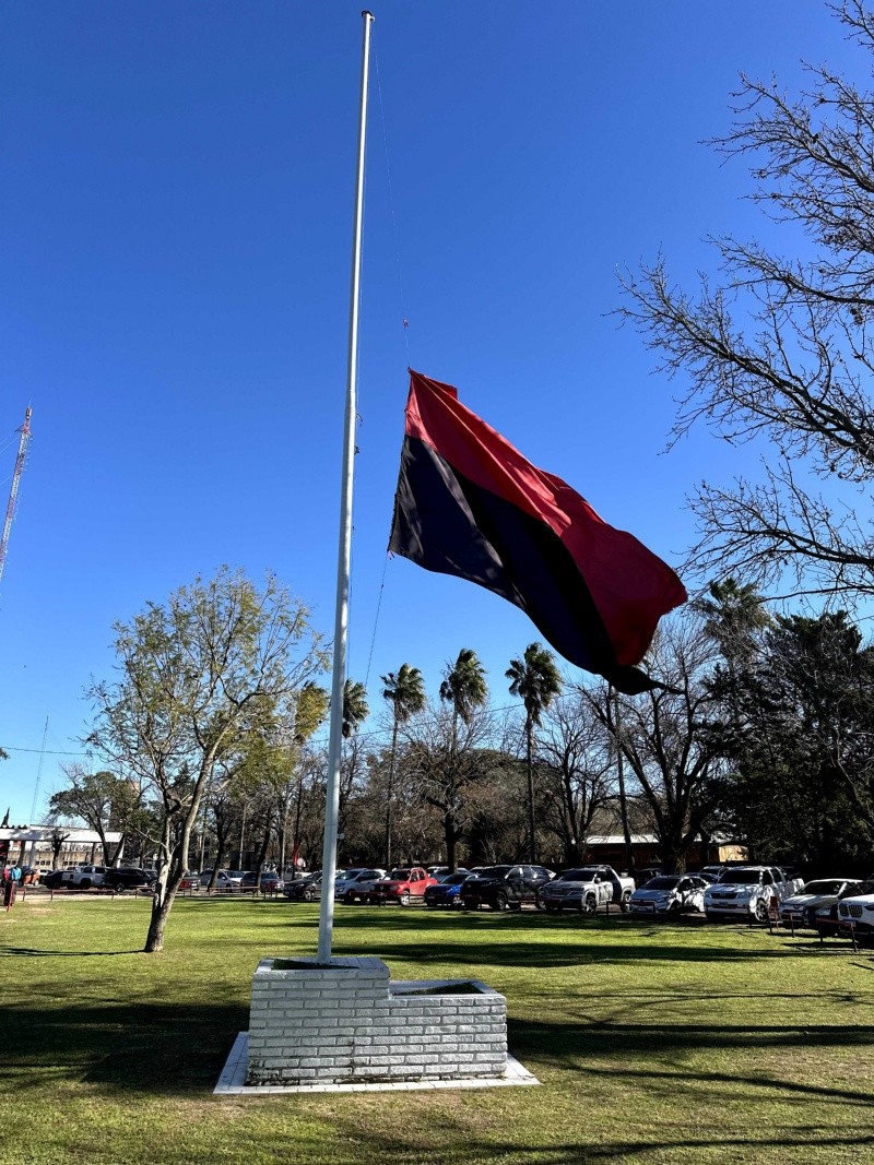 &nbsp;La bandera a media asta en Bella Vista.