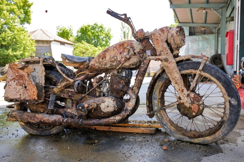 Una motocicleta militar alemana de la Segunda Guerra Mundial se exhibe el miércoles en el museo del Ministerio de Defensa en Budapest, Hungría. Fotografía: Tamas Purger/EPA