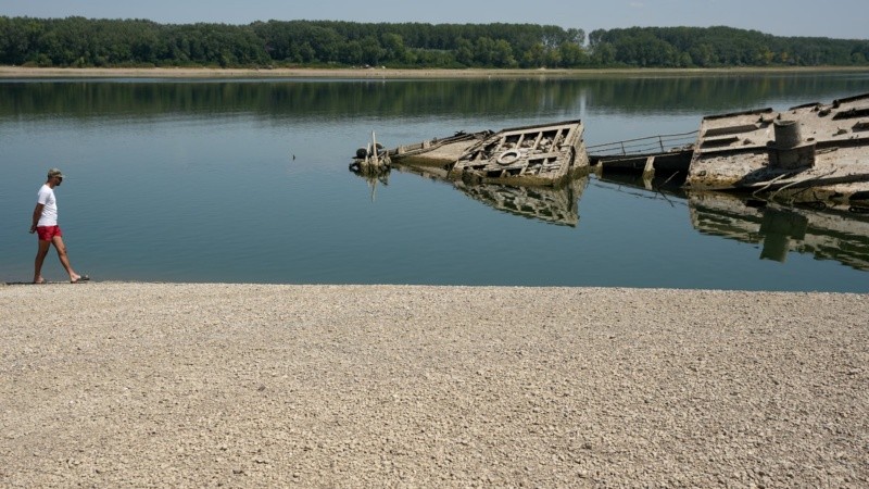 Restos de un buque de guerra alemán de la Segunda Guerra Mundial cerca de Prahovo, Serbia, el martes. Fotografía: Darko Vojinović/A