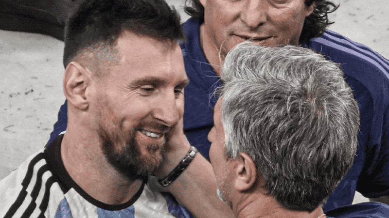 Jorge junto a Leo, la imagen que usó Tapia para acompañar su mensaje.